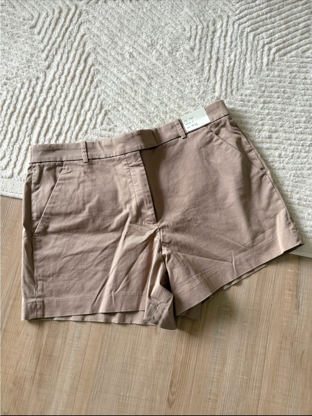 Abercrombie & Fitch Classic High-Rise Tailored Khaki Shorts • Size 32